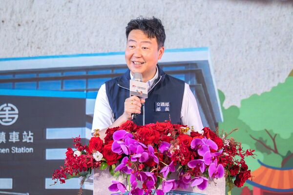 ▲交通部長陳世凱出席「平鎮車站營運通車典禮」上致詞。（圖／市府新聞處提供）