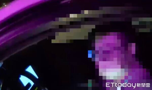 ▲▼員警盤查鄭姓小黃司機，員警從夾鏈袋內取出白色粉末檢驗             。（圖／記者陳以昇翻攝）