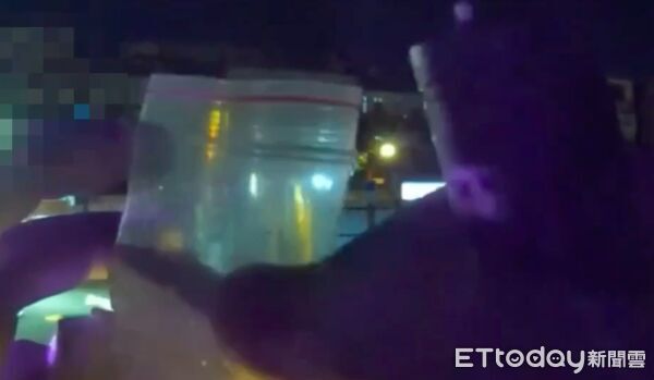 ▲▼員警盤查鄭姓小黃司機，員警從夾鏈袋內取出白色粉末檢驗             。（圖／記者陳以昇翻攝）
