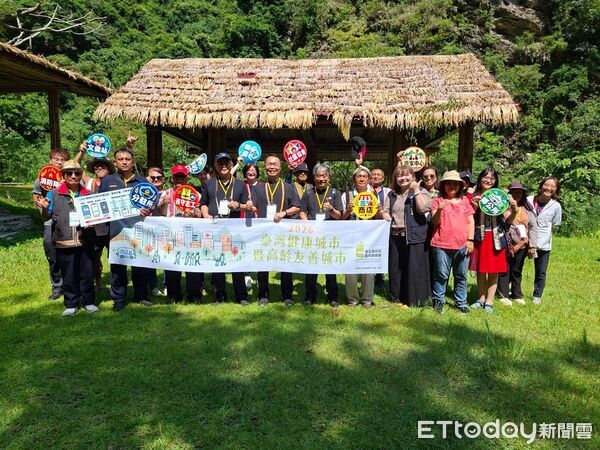 ▲關山分局延平分駐所所長余剛前往蝴蝶谷舉辦交通安全及防詐識詐宣導，結合高齡友善城市推動，守護長者交通及財產安全。（圖／記者楊晨東翻攝）