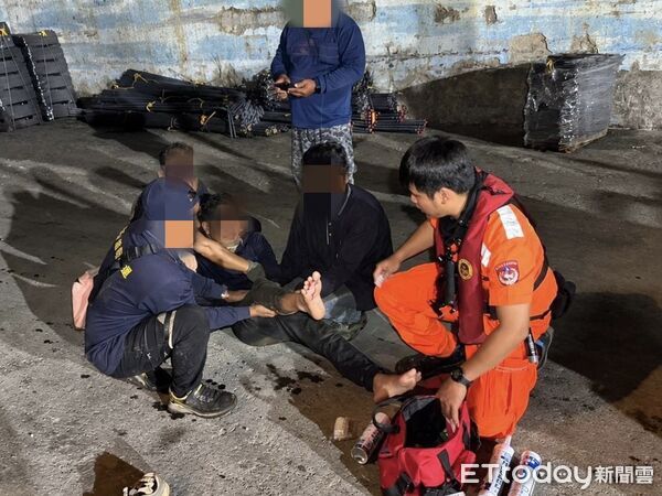 ▲第一三岸巡隊伽藍安檢所人員執行港區巡查時，發現貨輪船員受傷呼救，立即攜帶救援裝備到場協助傷口包紮，並協助後續就醫。（圖／記者楊晨東翻攝）