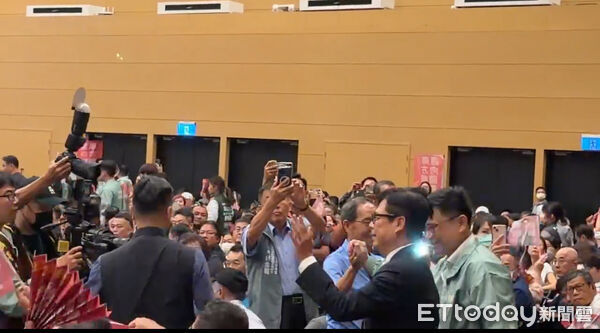 ▲▼ 拚賴瑞隆選情!陳其邁搬「韓維拉」助講 再提愛情摩天輪、賽馬場。(圖/記者陳宏瑞攝)