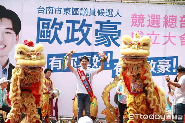 ▲曾培雅親手為兒子歐政豪繫上候選人背帶，象徵將深耕東區21年的服務精神交棒下一代。（記者林東良翻攝，下同）