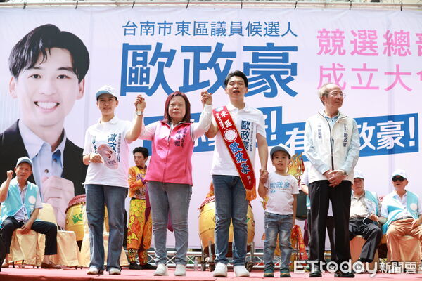 ▲曾培雅親手為兒子歐政豪繫上候選人背帶，象徵將深耕東區21年的服務精神交棒下一代。（記者林東良翻攝，下同）