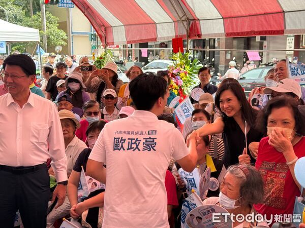▲曾培雅親手為兒子歐政豪繫上候選人背帶，象徵將深耕東區21年的服務精神交棒下一代。（記者林東良翻攝，下同）