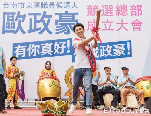 ▲曾培雅親手為兒子歐政豪繫上候選人背帶，象徵將深耕東區21年的服務精神交棒下一代。（記者林東良翻攝，下同）