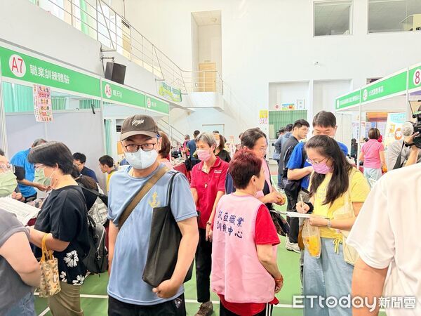 ▲台南市身心障礙者求職博覽會在善化區文康育樂中心登場，61家廠商提供超過700個職缺。（記者林東良翻攝，下同）