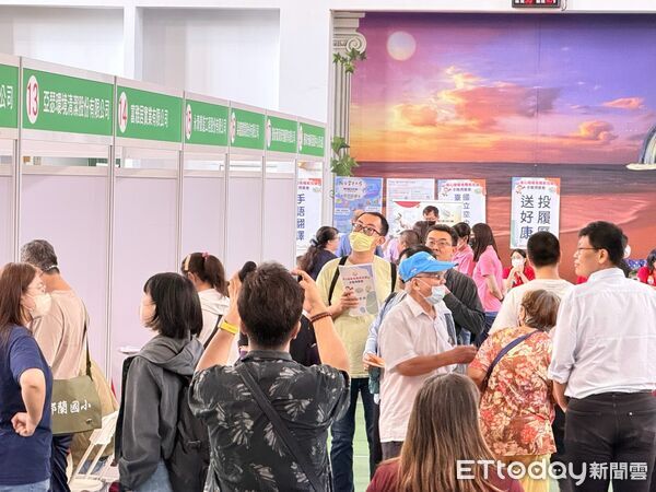▲台南市身心障礙者求職博覽會在善化區文康育樂中心登場，61家廠商提供超過700個職缺。（記者林東良翻攝，下同）