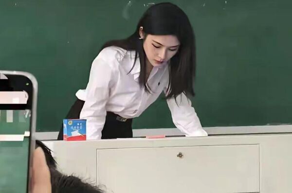 31歲「陸最美副教授」上課片爆紅！遭酸濃妝帶貨 本人無奈發聲