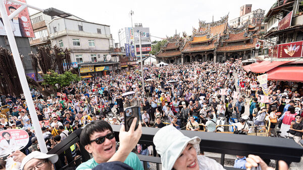 ▲▼蘇巧慧、沈伯洋一同到三峽老街商圈掃街。（圖／蘇巧慧競選辦公室提供）