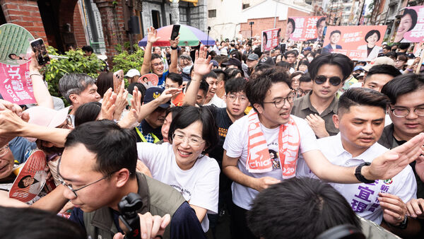 ▲▼蘇巧慧、沈伯洋一同到三峽老街商圈掃街。（圖／蘇巧慧競選辦公室提供）