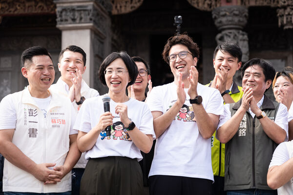 ▲▼蘇巧慧、沈伯洋一同到三峽老街商圈掃街。（圖／蘇巧慧競選辦公室提供）