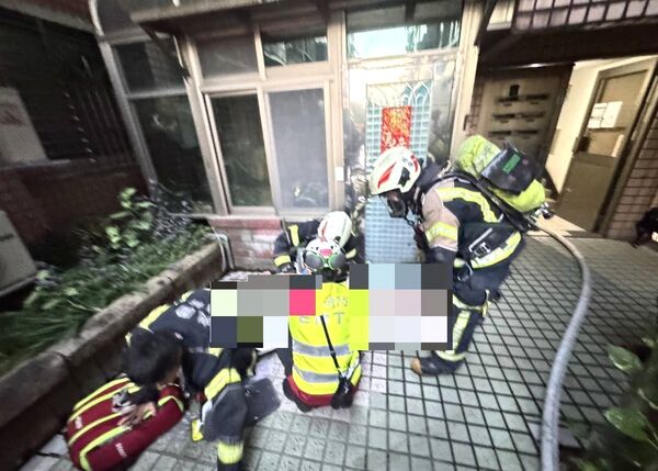 ▲桃園市楊梅區三民東路一處民宅今天清晨發生火警，消防人員雖於10分鐘撲滅火勢，但屋主彭姓男子遭嚴重灼傷，送醫急救仍不治。（圖／桃園市消防局提供）