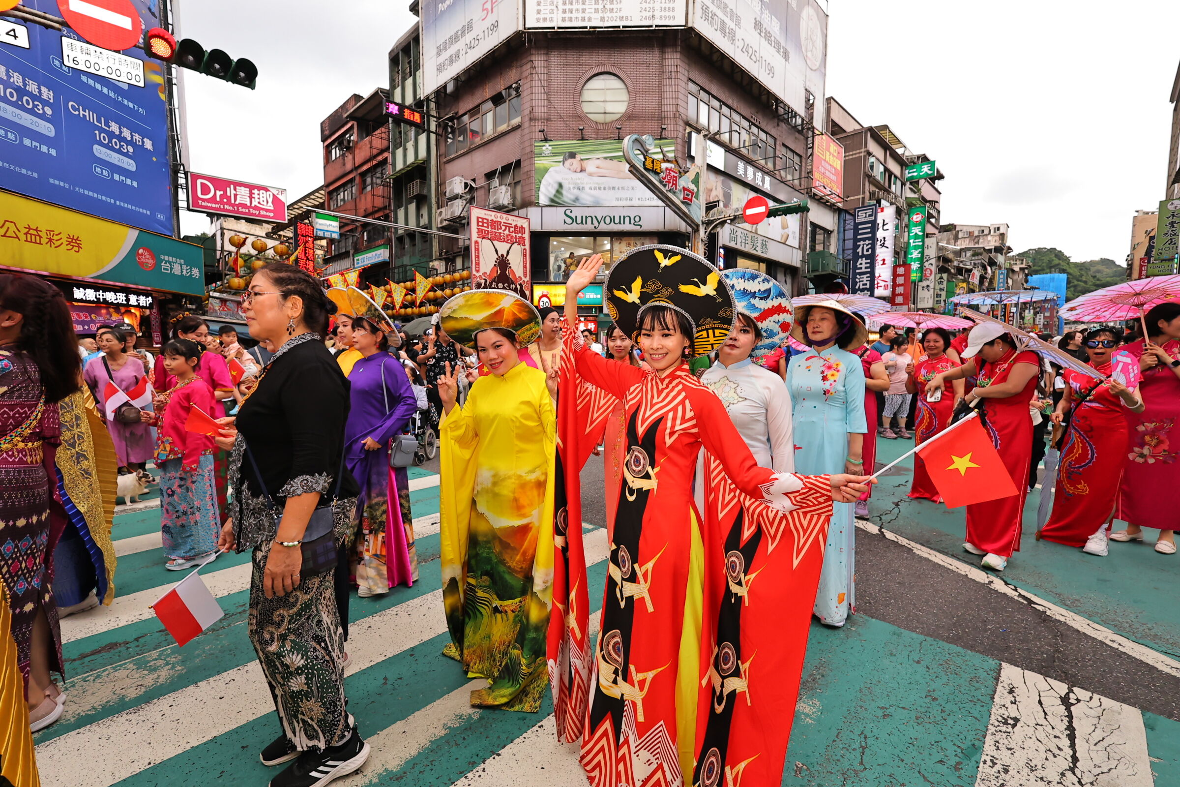 ▲海洋老鷹嘉年華人潮創16年新高 50組國內外團隊踩街嗨翻基隆。（圖／記者郭世賢翻攝）