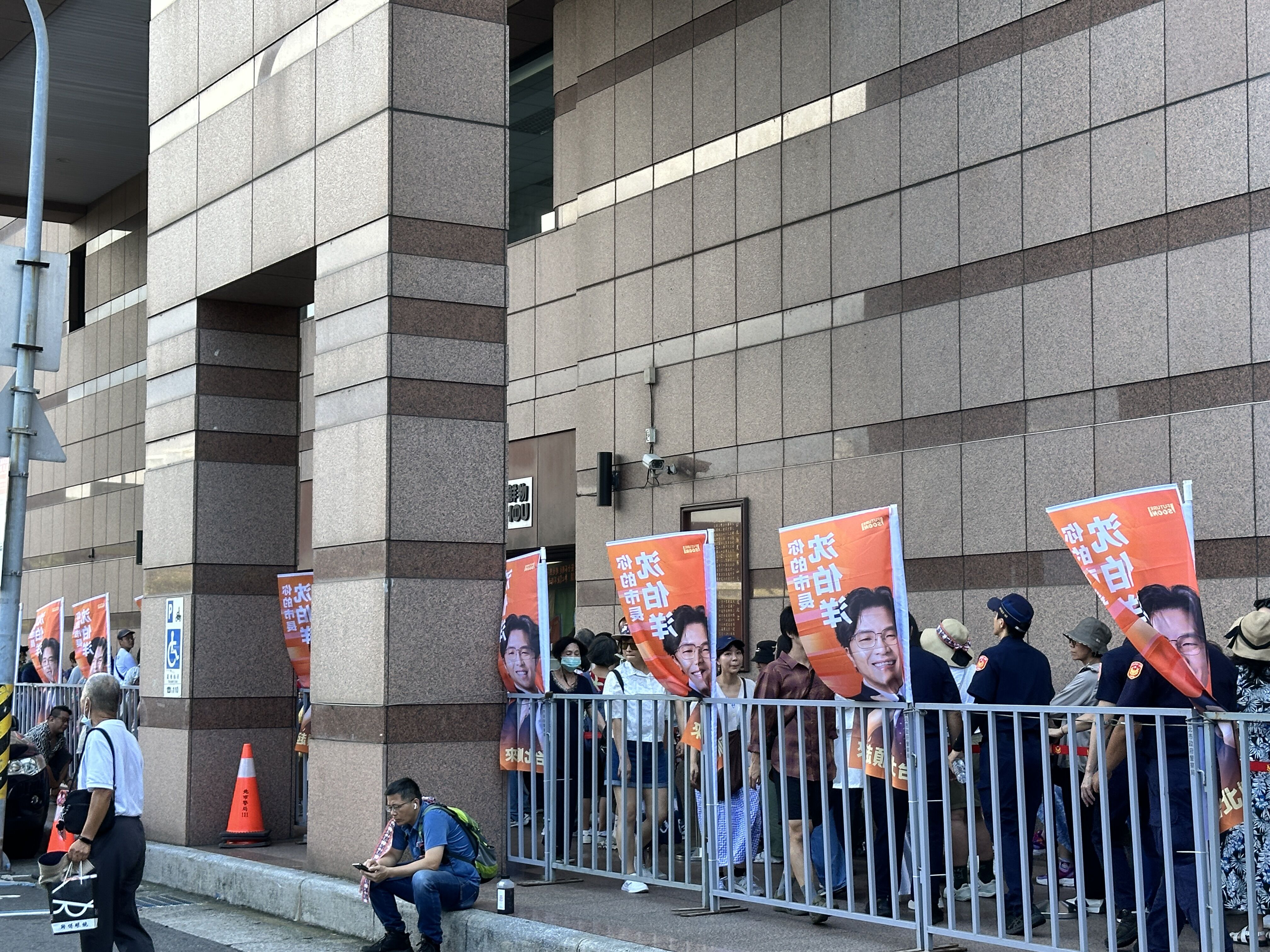 ▲▼民進黨台北市長參選人沈伯洋競選總部成立，在活動開始前，已有眾多民眾聚集。（圖／記者杜冠霖攝）