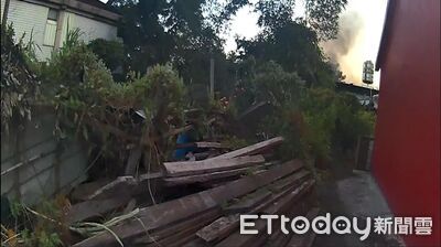 台東警巡邏驚見濃煙...雜草枯木起火!即時通報消防解圍