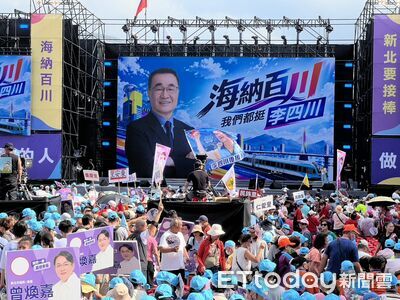 人潮湧入塞滿板一廣場　李四川首場藍白造勢15:10登場