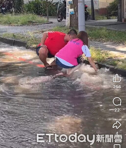 快訊/高雄水管爆裂「水淹小腿」畫面曝 近8000戶緊急停水