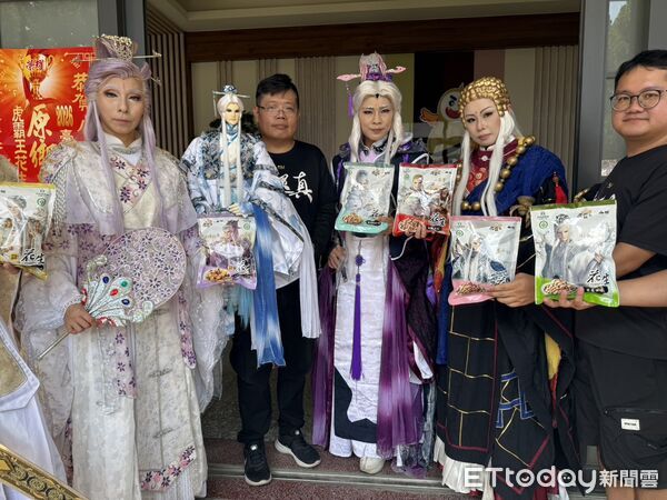 ▲虎尾鎮農會舉辦落花生新品、新裝發表會，今年攜手霹靂布袋戲推出聯名包裝，將素還真、一頁書、葉小釵等經典角色融入「虎霸王」分享包。（圖／記者游瓊華翻攝）