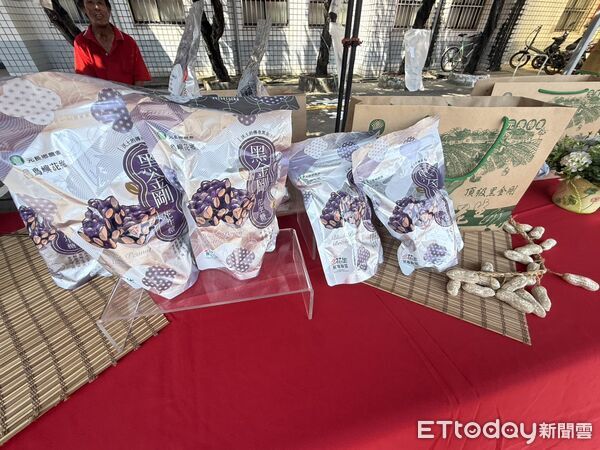 ▲虎尾鎮農會舉辦落花生新品、新裝發表會，今年攜手霹靂布袋戲推出聯名包裝，將素還真、一頁書、葉小釵等經典角色融入「虎霸王」分享包。（圖／記者游瓊華翻攝）