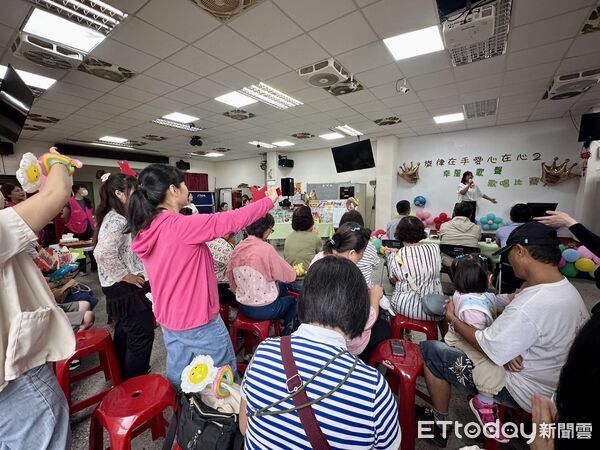 ▲基隆居托人員歡唱紓壓同樂。（圖／記者郭世賢翻攝）