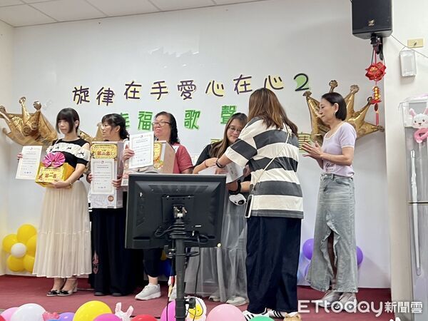 ▲基隆居托人員歡唱紓壓同樂。（圖／記者郭世賢翻攝）