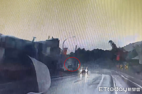 ▲▼救護車打滑撞對向2車，後車行車紀錄器畫面。（圖／記者王兆麟翻攝）