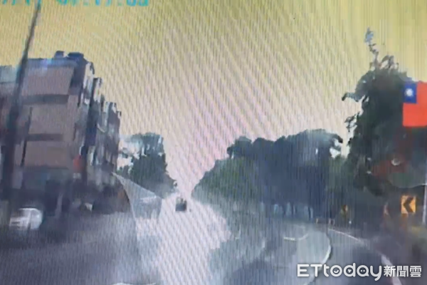 ▲▼救護車打滑撞對向2車，後車行車紀錄器畫面。（圖／記者王兆麟翻攝）