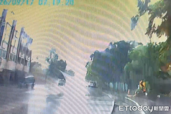 ▲▼救護車打滑撞對向2車，後車行車紀錄器畫面。（圖／記者王兆麟翻攝）