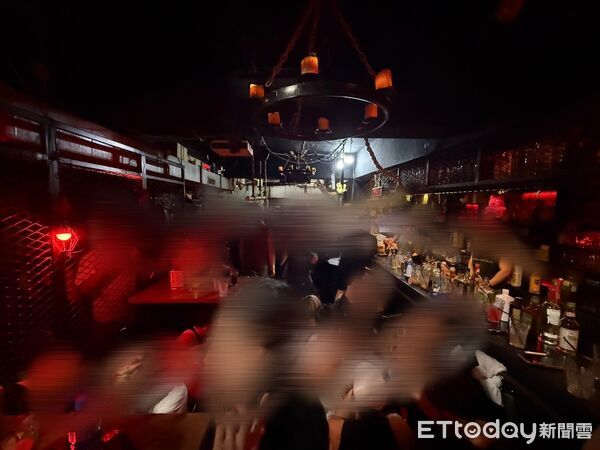 ▲▼開封街一間酒吧遭檢舉疑有妨害風化，警方持搜索票前往搜索。（圖／記者邱中岳翻攝）