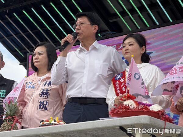 ▲謝龍介與李佳蓉聯合競選服務處在新化成立,林燕祝及民眾黨台南市黨部主委顏耀星到場力挺。(記者林東良翻攝,下同)