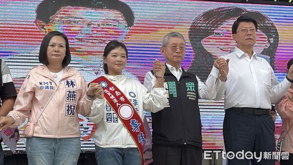 ▲謝龍介與李佳蓉聯合競選服務處在新化成立,林燕祝及民眾黨台南市黨部主委顏耀星到場力挺。(記者林東良翻攝,下同)