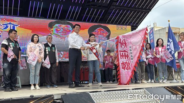▲謝龍介與李佳蓉聯合競選服務處在新化成立,林燕祝及民眾黨台南市黨部主委顏耀星到場力挺。(記者林東良翻攝,下同)