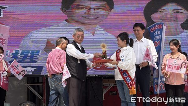 ▲謝龍介與李佳蓉聯合競選服務處在新化成立,林燕祝及民眾黨台南市黨部主委顏耀星到場力挺。(記者林東良翻攝,下同)