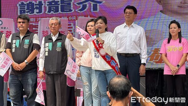 ▲謝龍介與李佳蓉聯合競選服務處在新化成立,林燕祝及民眾黨台南市黨部主委顏耀星到場力挺。(記者林東良翻攝,下同)