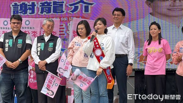▲謝龍介與李佳蓉聯合競選服務處在新化成立,林燕祝及民眾黨台南市黨部主委顏耀星到場力挺。(記者林東良翻攝,下同)