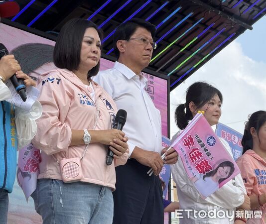 ▲謝龍介與李佳蓉聯合競選服務處在新化成立,林燕祝及民眾黨台南市黨部主委顏耀星到場力挺。(記者林東良翻攝,下同)