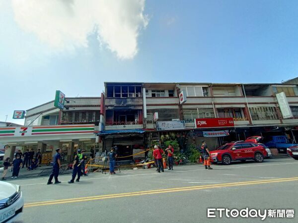 ▲宜蘭建材行大火火調勘驗現場，一家六口剩2人，屋主心碎了。（圖／記者游芳男攝，下同）