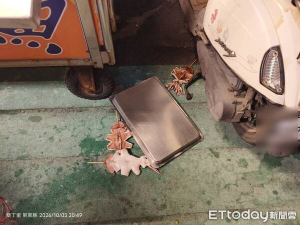 ▲▼             24歲鄭男在墾丁大街購買烤魷魚，因給錢與否與店家發生爭吵。（圖／記者陳崑福翻攝）