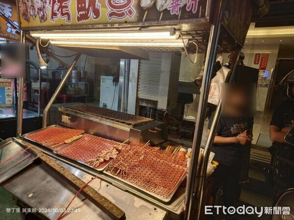 ▲▼             24歲鄭男在墾丁大街購買烤魷魚，因給錢與否與店家發生爭吵。（圖／記者陳崑福翻攝）