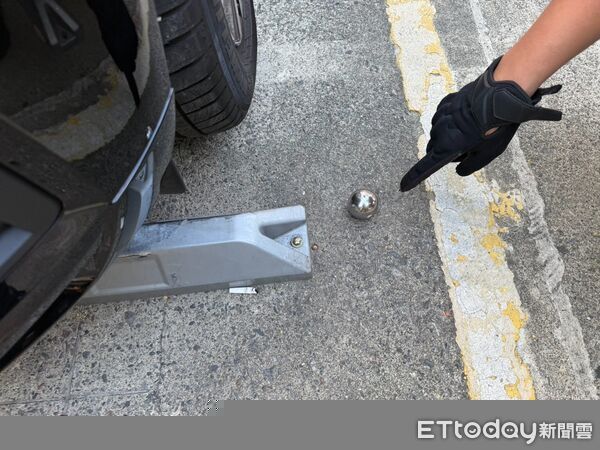 高處丟「石塊、鐵球」！瑞典坦克天窗裂了 苗栗警調監視器逮人