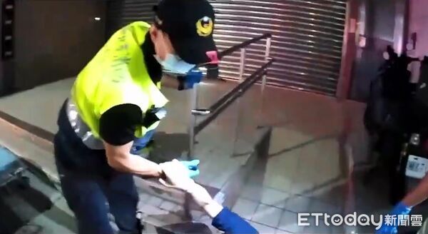 ▲▼鍾男路倒發酒瘋攻擊警消人員，遭警方壓制逮捕帶回偵辦。（圖／記者陸運陞翻攝）