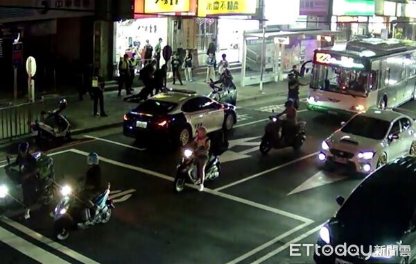 ▲▼鍾男路倒發酒瘋攻擊警消人員，遭警方壓制逮捕帶回偵辦。（圖／記者陸運陞翻攝）