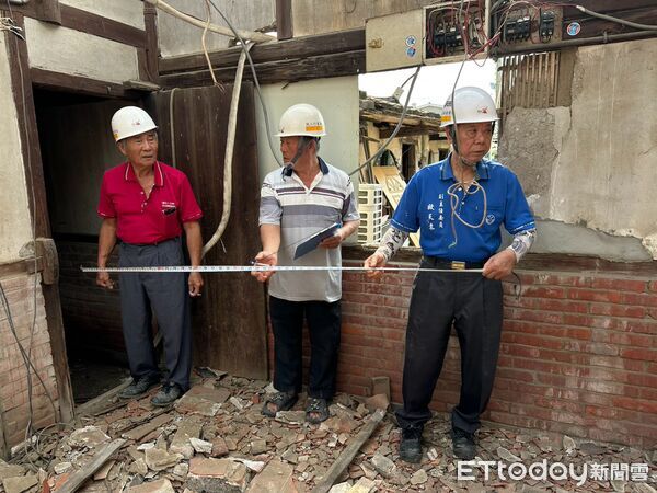 ▲台南市做工行善團前往後壁區，協助中度身障蕭先生拆除老屋破損屋頂、天花板及地面木板，為後續修繕做好準備。（記者林東良翻攝，下同）