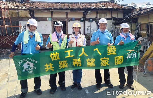 ▲台南市做工行善團前往後壁區，協助中度身障蕭先生拆除老屋破損屋頂、天花板及地面木板，為後續修繕做好準備。（記者林東良翻攝，下同）
