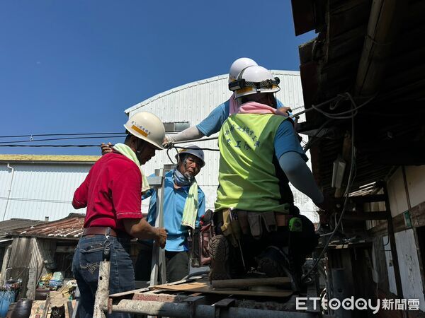 ▲台南市做工行善團前往後壁區，協助中度身障蕭先生拆除老屋破損屋頂、天花板及地面木板，為後續修繕做好準備。（記者林東良翻攝，下同）
