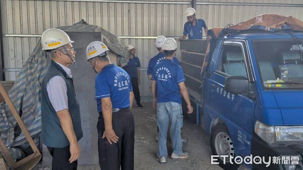 ▲台南市做工行善團前往後壁區，協助中度身障蕭先生拆除老屋破損屋頂、天花板及地面木板，為後續修繕做好準備。（記者林東良翻攝，下同）