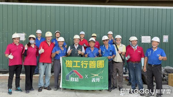 ▲台南市做工行善團前往後壁區，協助中度身障蕭先生拆除老屋破損屋頂、天花板及地面木板，為後續修繕做好準備。（記者林東良翻攝，下同）