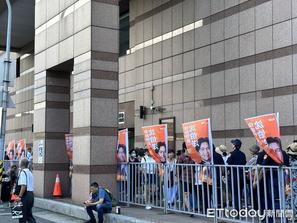 ▲▼民進黨台北市長參選人沈伯洋競選總部成立，在活動開始前，已有眾多民眾聚集。（圖／記者杜冠霖攝）
