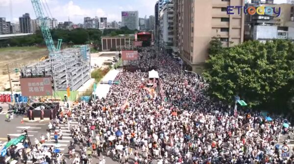 ▲▼民進黨台北市長參選人沈伯洋競選總部成立，在活動開始前已有眾多民眾聚集空拍照。（圖／翻攝ETtoday新聞雲直播）